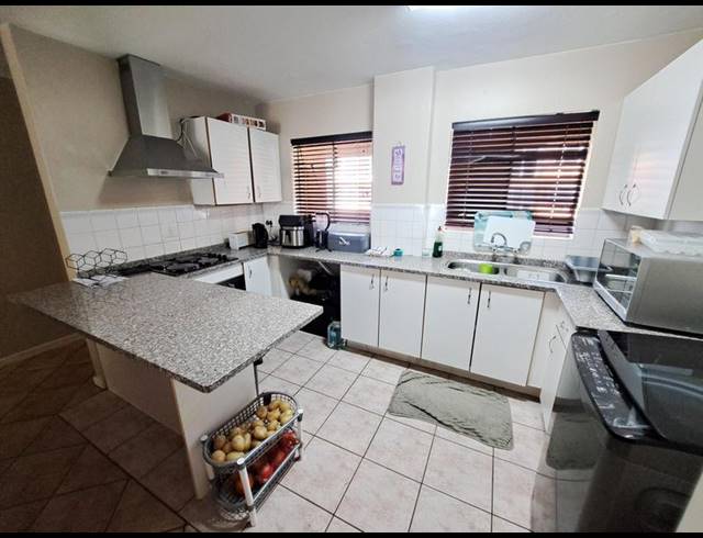 3 BEDROOM PROPERTY TO RENT IN DIE HOEWES